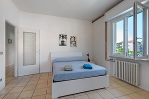 2 bedrooms, bed sheets - Apartment 'Gardavoyager' with Lake View, Balcony and Air Conditioning (Peschiera del Garda)