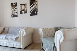 Interior - Apartment 'Gardavoyager' with Lake View, Balcony and Air Conditioning (Peschiera del Garda)