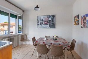 Dining - Apartment 'Gardavoyager' with Lake View, Balcony and Air Conditioning (Peschiera del Garda)
