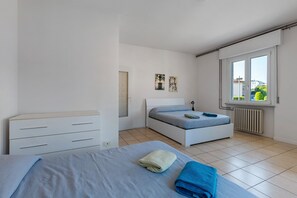 2 bedrooms, bed sheets - Apartment 'Gardavoyager' with Lake View, Balcony and Air Conditioning (Peschiera del Garda)