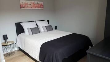 3 slaapkamers, een strijkplank/strijkijzer, wifi, beddengoed