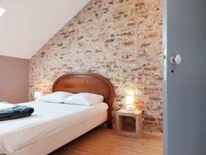 5 bedrooms, free WiFi, bed sheets