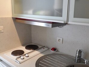 Réfrigérateur, four à micro-ondes, un four, surface de cuisson