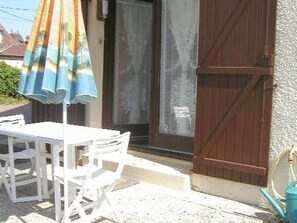 Outdoor dining - 3-Room Garden Flat 80m from Sea with Private Parking (Villers-sur-Mer)