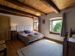 3 bedrooms, bed sheets