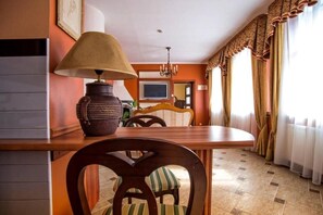 Luxury Apartment | Dining