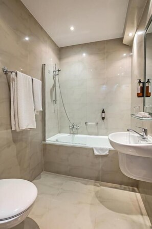 Habitación doble | Baño | Zapatillas