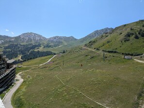 Un paisaje montañoso con cielo despejado.