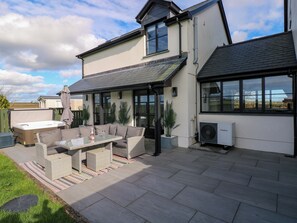 Outdoor dining - Just A Cottage (Tenby)
