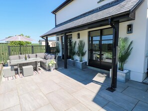 Outdoor dining - Just A Cottage (Tenby)