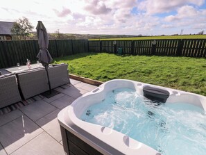 Outdoor spa tub - Just A Cottage (Tenby)