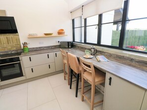 Dishwasher, cookware/dishes/utensils - Just A Cottage (Tenby)