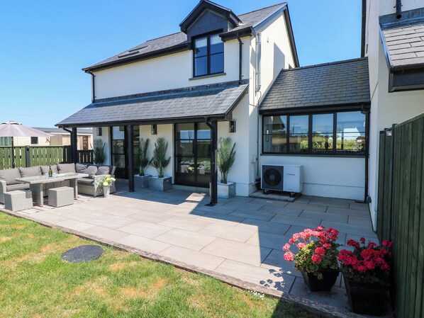 Outdoor dining - Just A Cottage (Tenby)