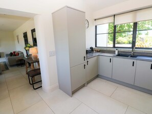 Dishwasher, cookware/dishes/utensils - Just A Cottage (Tenby)