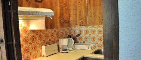 Køleskab, mikrobølgeovn, ovn, kaffe-/temaskine