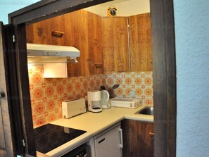 Réfrigérateur, four à micro-ondes, un four, cafetière-théière