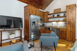 TV, offices - Secret Garden Cottage - Walk to Main St. (Fredericksburg)