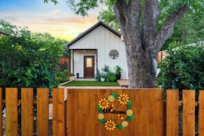 Exterior - Secret Garden Cottage - Walk to Main St. (Fredericksburg)