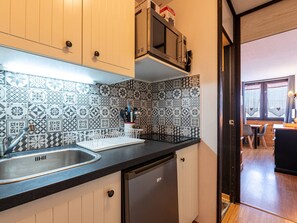 Kühlschrank, Mikrowelle, Herdplatte, Wasserkocher mit Kaffee-/Teezubehör