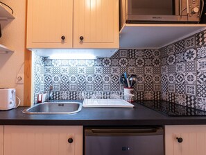 Fridge, microwave, coffee/tea maker, toaster