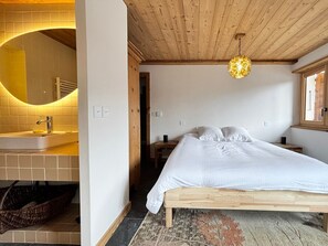5 bedrooms, travel cot, free WiFi