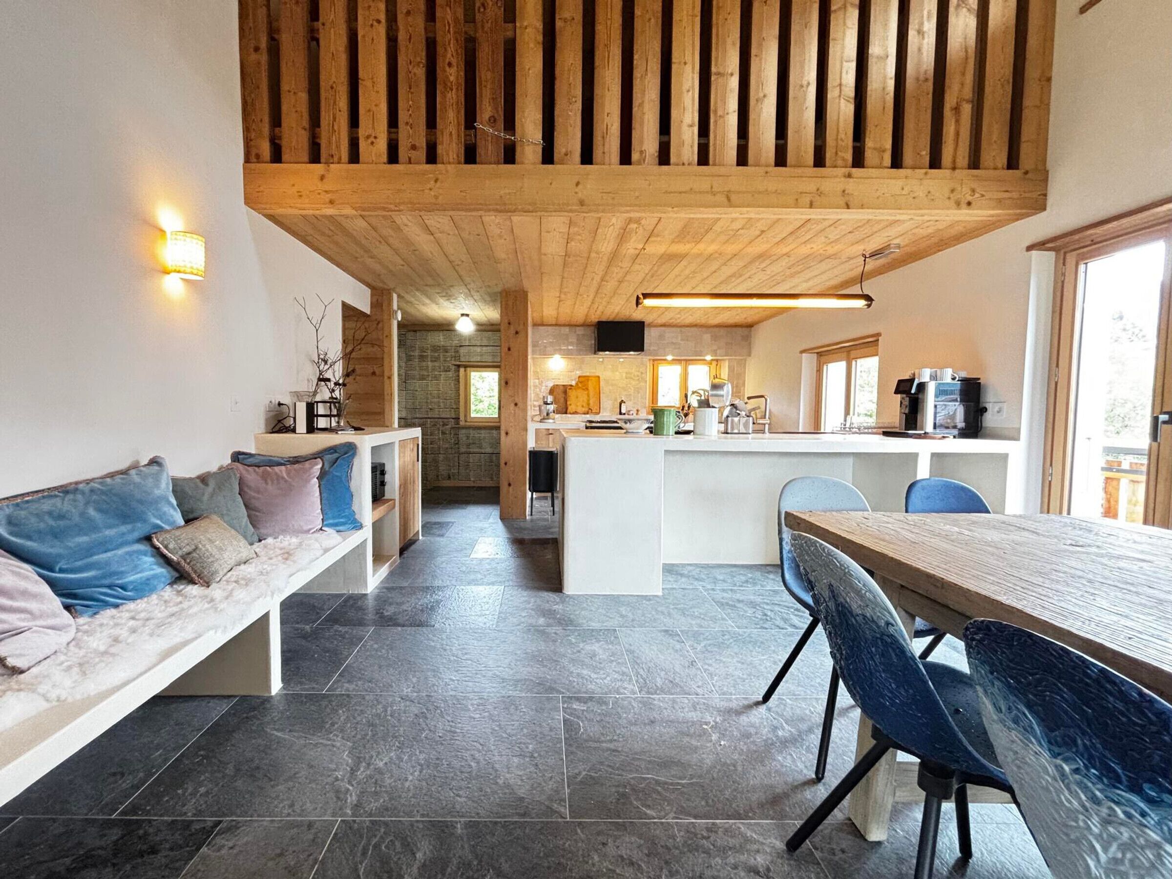 المنشأة من الداخل