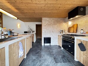 Réfrigérateur, four à micro-ondes, un four, lave-vaisselle