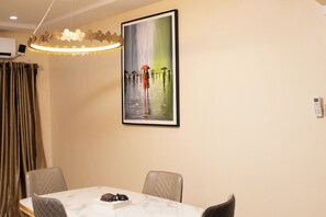 Dining - Serene 2-bedroom apartment with AC in Lagos (Lagos)