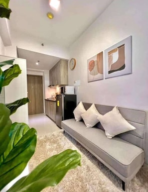 Appart'hôtel, 1 chambre, accessible aux personnes à mobilité réduite, balcon | Salle de séjour