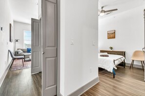 Skrivebord, strykejern/-brett, wi-fi og sengetøy