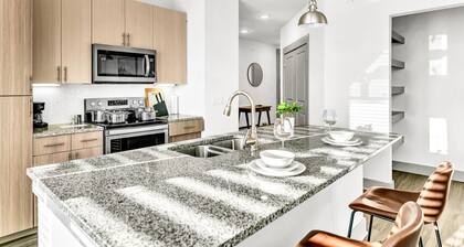 Bright 2BD/2BA Suite Gym & Pool | City Center Stay