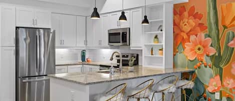 Kühlschrank, Mikrowelle, Ofen, Herdplatte