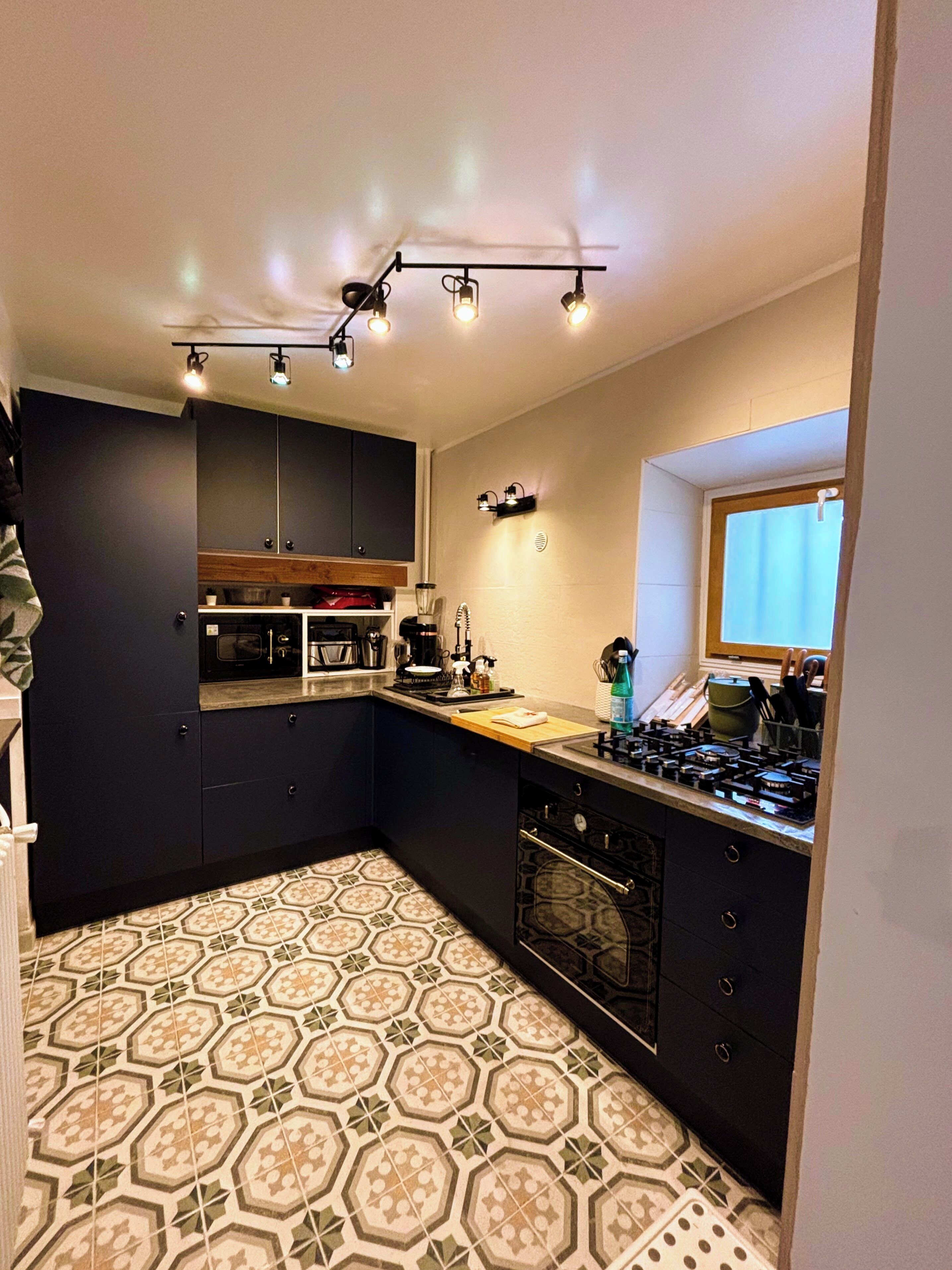 Kühlschrank, Mikrowelle, Ofen, Herdplatte