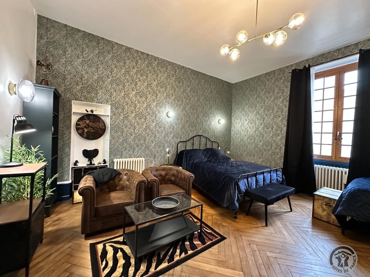 1 chambre, bureau, fer et planche à repasser, lit parapluie