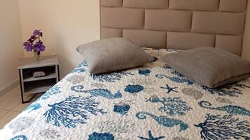 1 dormitorio, tabla de planchar con plancha, wifi y ropa de cama
