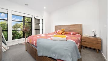 Desk, iron/ironing board, WiFi, bed sheets