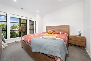 Desk, iron/ironing board, WiFi, bed sheets