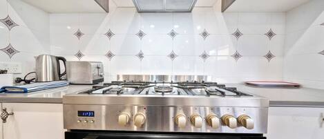 Kjøleskap, mikrobølgeovn, ovn og kokeplater