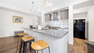 Een koelkast, een magnetron, een oven, een kookplaat