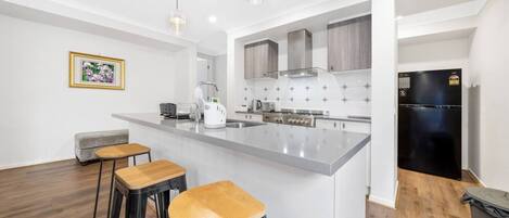 Réfrigérateur, micro-ondes, four, plaque de cuisson