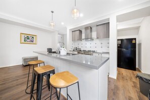 Een koelkast, een microgolfoven, een oven, een kookplaat