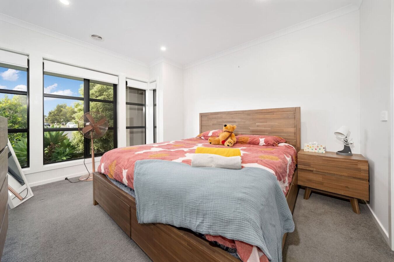 4 slaapkamers, een bureau, een strijkplank/strijkijzer, wifi