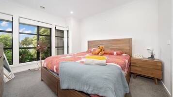 4 slaapkamers, een bureau, een strijkplank/strijkijzer, wifi