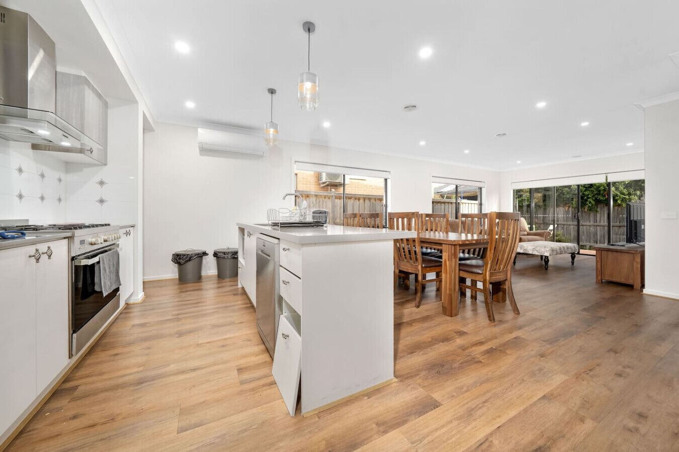 Kylskåp, mikrovågsugn, ugn och spishäll