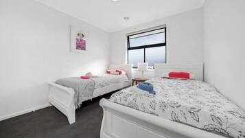 4 bedrooms, desk, WiFi