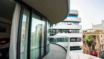 Ein modernes Gebäude mit großen Fenstern und einem geschwungenen Balkon.