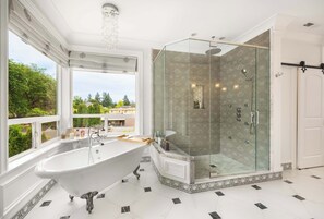 Dusj, hårføner og håndklær