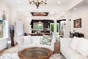 TV, peis og kontorer