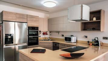 Frigorifero, microonde, forno, piano cottura