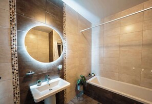 Regadera, amenidades de baño gratuitas, secadora de cabello, toallas 